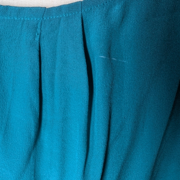 EUC- 100% silk  BEAUTIFUL Teal blouse - Picture 6 of 9